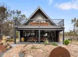 Spacious Barossa Retreat with Balcony Views