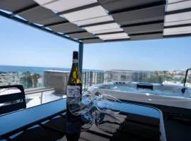 Modern Apartment, Walking Distance to Beach, Hot Tub, BBQ