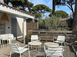 Charmante maison californienne - jacuzzi - piscine dans le domaine - Golfe de St Tropez - 6-8 personnes, Hotel in Gassin