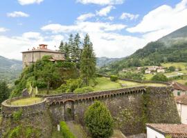 Historic Castle Overlooking Garfagnana Valley, ξενοδοχείο σε Camporgiano