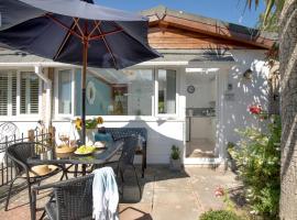 Lucy Lou, charming holiday bungalow in Devon, hotel en Galmpton