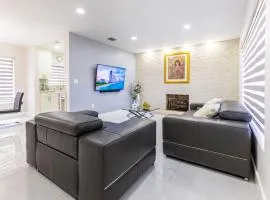 Stylish 3BR Home - BBQ & Near Top Attractions