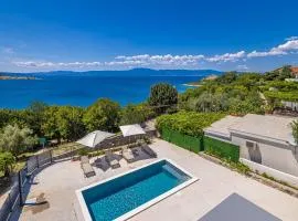 Apartman LAMAR s privatnim bazenom i pogledom na more