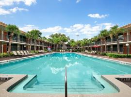 Ramada by Wyndham Kissimmee Gateway - Free Theme Park Shuttle, hotell i Orlando