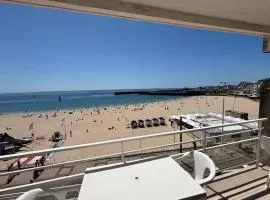 Apartment facing the large beach