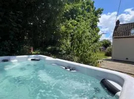 Country Getaway on the Broads with Hot Tub and Fire Pit
