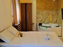 Aqua Studios with Spa & Free Parking