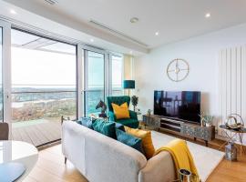 Ultra Lux Thames View Huge balcony condo with lift, acomoda&ccedil;&atilde;o em condom&iacute;nio em Londres