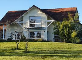 Chambres d'hôtes avec piscine pour max 4 adultes ou 2 adultes et 3 enfants, Hotel in Lubersac