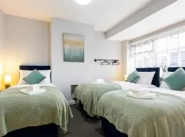 4BR Home Near City Centre Sleeps 10