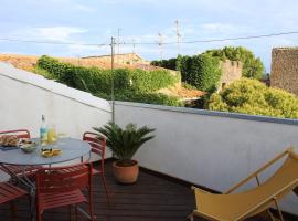 Duplex climatisé avec terrasse, hôtel à Agde