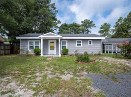 New - Beach Break Bungalow- Private Hot Tub-Fenced Yard-Oak Island, hotell sihtkohas Saint James