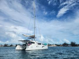 Spacious 52 ft Catamaran for Dockside Stay, hotel i Key West
