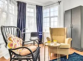 6 Private Suites in Converted House, Full Kitchens & Bathrooms, Parking