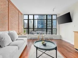 Modern Downtown Condo near Granville Street for 5 Guests
