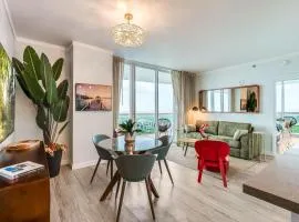 Modern 3BR 3BA Grove Condo Views Balconies Full Kitchen 3 Parking