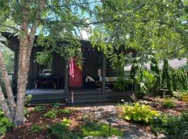 Wanderlust - completely renovated downtown cottage