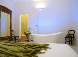 Palazzo Sozzi Luxury - ANTICO SPLENDORE nel CUORE di OSTUNI, hotel a Ostuni
