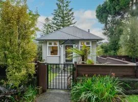 Birdsong Retreat - Titirangi Holiday Home