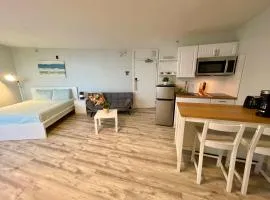 Beachside Studio w Ocean View Steps to the Sand