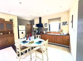 Roanne Modern House with Jacuzzi in Tuscany, hotel v destinaci Montevarchi