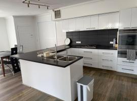 2-Bedroom Family Retreat with Outdoor Verandah, hotel a Werribee