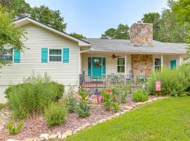 Fairfield Bay Home On Golf Course with Fenced Yard!, hotel in Fairfield Bay