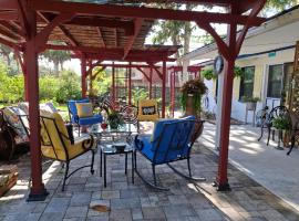 The Three Sisters - Pelican Crystal River FL، فندق في كريستال ريفر