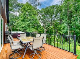 Hot Tub, Water Access Cabin Near Lake Red Rock!, hotell sihtkohas Knoxville