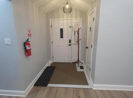 6 bedroom! Pool Table, Gaming Area, Firepit & More, hotel in Joliet