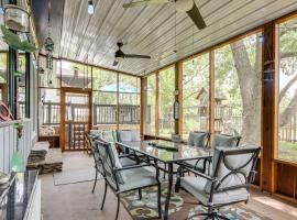 Walk to Lake Fayetteville Family Retreat with Deck, hotel in Springdale