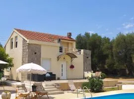 Villa Paraiso with Pool