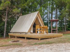 Cozy Lakeside Glamping Escape by Lake Livingston, hotel v destinaci Onalaska
