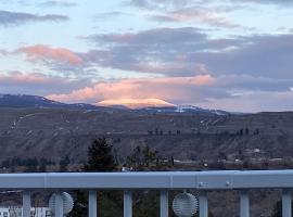 Mountain View Villa with Saltwater Pool, hotel con pileta en Oliver