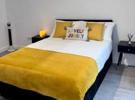 Studio- Sleeps3- central- M U F C- O2 Warehouse