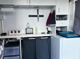 Chambre aménagée dans un fourgon