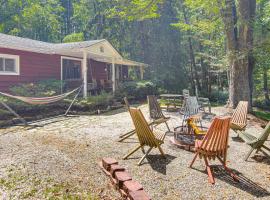 20-Acre Cabin with Pond 5 Mi to Biltmore Estate!, hotel v destinaci Asheville