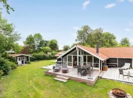 Stunning Home In Dronningmølle