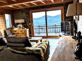 Chalet Cosy avec vue imprenable sur le lac, hotel in La Celle-sous-Gouzon