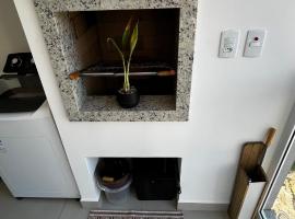 605 - Apartamento à 250 metros do mar - Melhor Avaliação!, hotel em Itapema