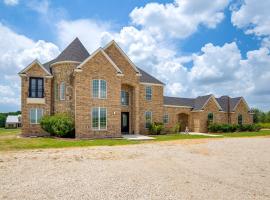 Sprawling Countryside Home in Dallas Area, ξενοδοχείο σε Celina