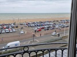 One bedroom sea view sea front apartment, hotel in Hastings