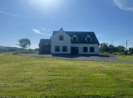 Fabulous 4 Bedroom House, Gateway to Connemara