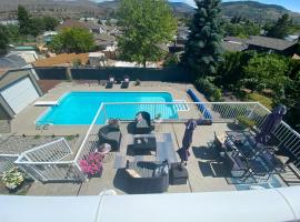 Mountain View Villa with Saltwater Pool, hotel s baz&eacute;nem v destinaci Oliver