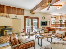 13 Mi to Ski Big Bear Updated Getaway with Deck, hotel in Shohola