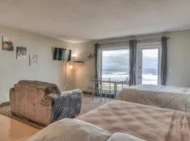 Ground Level Oceanfront Studio - Full Kitchen - Easy Beach Access - Pool & Hot Tub