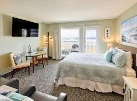 Ground Floor Queen Studio - Ocean View - Pool and Hot Tub