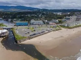 Family Suite - Sleeps Six - Ocean View & Beach Access - Pool & Hot Tub