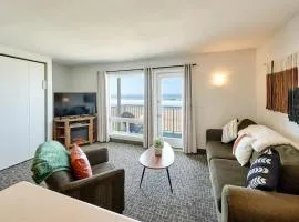Oceanfront Suite - Sleeps Six - Full Kitchen - Pool and Hot Tub