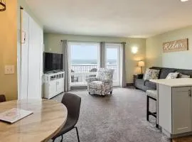 Oceanfront Suite - Sleeps 6 - Beach and Pool Access